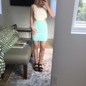 ‼️3/$20 or 4/$25‼️ Side cut out Tobi dress